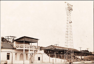 Arquibancada do antigo Estádio Belmar Fidalgo e casa que hoje fica a administração (Foto: Acervo)