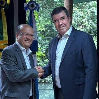 De braços dados, da esquerda para a direita o vice-governador José Carlos Barbosa, o Barbosinha (PSD) com o governador Eduardo Riedel (PSDB), no Receptivo do Parque do Prosa (Foto: Instagram)