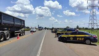 Fiscalização da Polícia Rodoviária Federal em rodovia de MS (Foto: Divulgação)