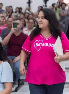 Prefeita de Bataguassu, Wanderleia Caravina (PSDB), caminhando para discurso histórico de posse feminina no Executivo Municipal (Foto: Carlos Ribeiro)