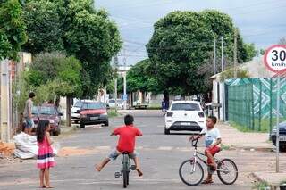 De férias, crianças brincam e andam de bicicleta em rua do Loteamento Marçal de Souza, em Campo Grande (Foto: Juliano Almeida)