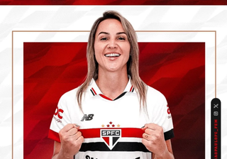 A atacante Giovanna Crivelari, trajada com o uniforme do São Paulo. (Foto: Reprodução/Instagram)