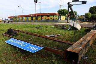 Semáforo derrubado em acidente na Duque de Caxias. (Foto: Henrique Kawaminami)