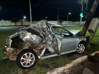 Carro do militar atingido por caminhão. (Foto: Direto das Ruas)