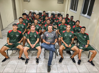 Jogadores do Operário depois de ouvirem preleção (Foto: Divulgação)