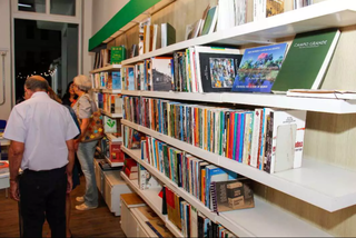 Sala de leitura com títulos de Mato Grosso do Sul. (Foto: Arquivo/Juliano Almeida)