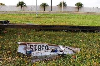 Placa do carro envolvido no acidente ficou no local. (Foto: Henrique Kawaminami)