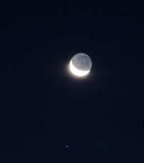 Conjunção celeste: Lua e Vênus brilham juntos nesta noite no céu