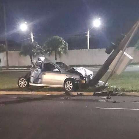 Acidente com caminh&atilde;o de coleta acaba com traseira de ve&iacute;culo