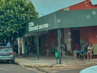 Familiares e amigos da vítima em frente à capela onde acontece o velório (Foto: Marcos Maluf)