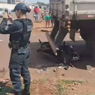 A moto foi parar embaixo do caminhão após o acidente (Foto: Reprodução/Folha de Dourados)