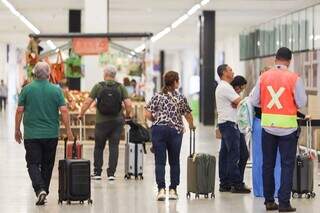 Passageiros com suas bagagens no saguão do Aeroporto Internacional de Campo Grande (Foto: Henrique Kawaminami)