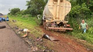 Com impacto da batida, o caminhão foi jogado para fora da pista (Foto:Divulgação)