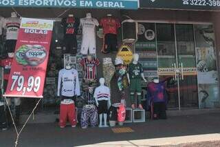 Pequeno loja de roubas e utilidades em bairro da Capital (Foto: Marcos Maluf)