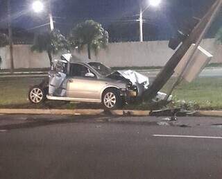 Carro destruído na Duque de Caxias, em Campo Grande. (Foto: Direto das Ruas)