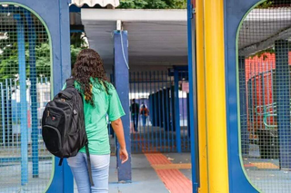 Estudante entra em escola estadual situada em Campo Grande. (Foto: Arquivo/Henrique Kawaminami)