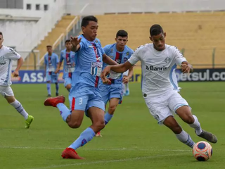 Jogador do União ABC dividindo bola contra atleta do Grêmio (Foto: Guilherme Rodrigues/Grêmio)