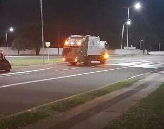 Caminhão envolvido em acidente. (Foto: Direto das Ruas)