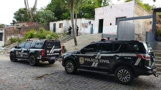 Equipes policiais durante cumprimento dos mandados de busca (Foto: Divulgação | PCMS)