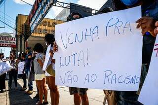 Manifestantes em ato contra o racismo realizado na Capital (Foto: Henrique Kawaminami)