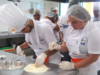 Cozinheiros manipulam massa durante curso profissionalizante. (Foto: Arquivo/Campo Grande News)