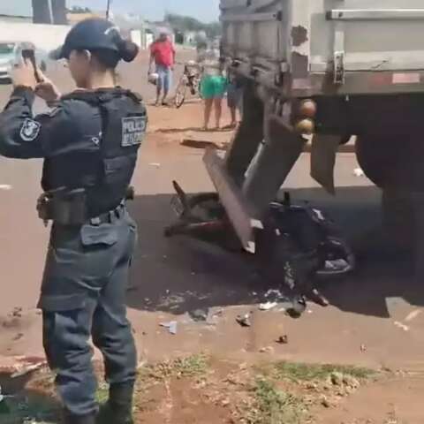 Motociclista tem p&eacute; amputado em acidente envolvendo caminh&atilde;o  