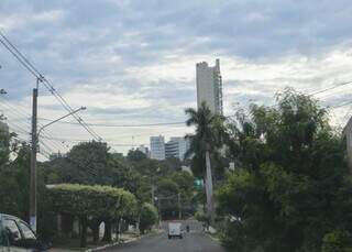 Céu de Campo Grande na manhã deste sábado. (Foto: Paulo Francis)