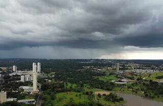 Na primeira sexta-feira de 2025, chuva &#34;ameaçou&#34;, mas não caiu em Campo Grande (Foto: Osmar Veiga)