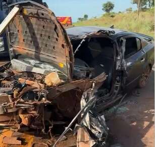 Motorista é socorrido em estado grave após acidente que destruiu carro