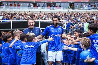 Com Mineir&atilde;o para 40 mil, Cruzeiro apresenta Gabigol e Dudu &agrave; torcida