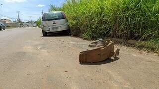 Motorista bate em Corsa estacionado e ainda busca ajuda para fugir