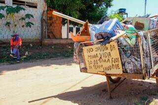 Placa em carrinho de recicl&aacute;veis guarda hist&oacute;ria de amor que se foi 