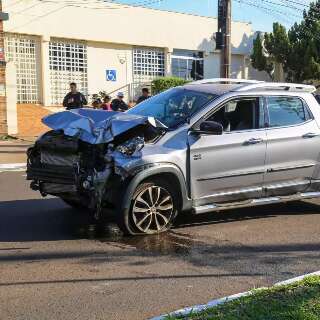 Ladr&atilde;o perde controle de picape furtada e bate ve&iacute;culo na Avenida Afonso Pena