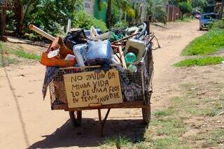 Placa em carrinho de recicl&aacute;veis guarda hist&oacute;ria de amor que se foi 