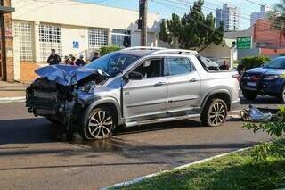 Ladr&atilde;o perde controle de picape furtada e bate ve&iacute;culo na Avenida Afonso Pena