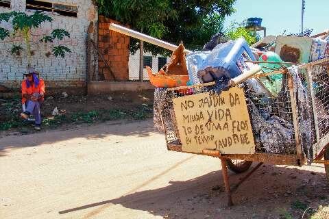 Placa em carrinho de recicláveis guarda história de amor que se foi 