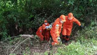 Homem morre no hospital ap&oacute;s ser encontrado nu e com ferimentos em mata 