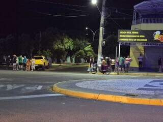 Condutor perde o controle da dire&ccedil;&atilde;o e bate em caminhonetes estacionadas