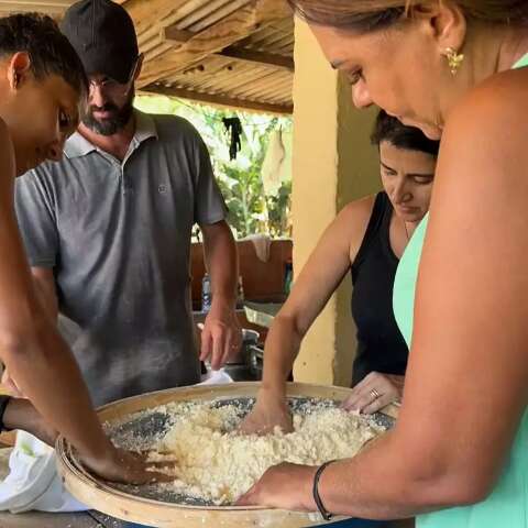 Fazer massa de beiju 'do zero' por horas é tradição que une família