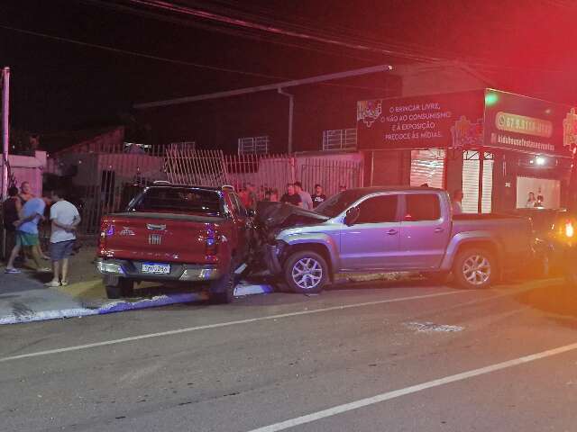 Condutor perde o controle da dire&ccedil;&atilde;o e bate em caminhonetes estacionadas