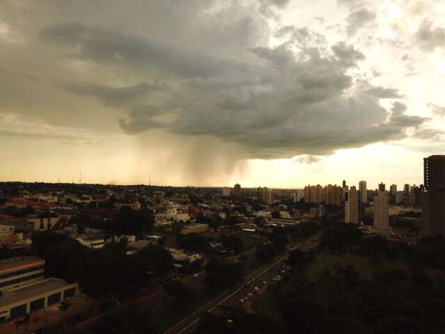 Foto mostra pancada de chuva forte em regi&atilde;o de Campo Grande