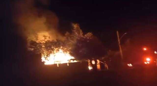 Casa de madeira fica destru&iacute;da pelo fogo