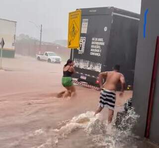 Temporal alaga ruas e enxurrada &ldquo;engole&rdquo; carro em Sonora