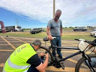 Contra o cerol, 200 antenas de prote&ccedil;&atilde;o s&atilde;o entregues a motociclistas