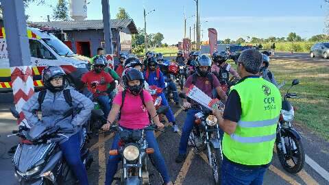 Durante a&ccedil;&atilde;o, cerca de 200 antenas s&atilde;o entregues a motociclistas