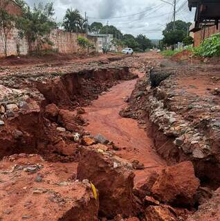 Cratera abre em asfalto e deixa moradores &ldquo;presos&rdquo; no Col&uacute;mbia 