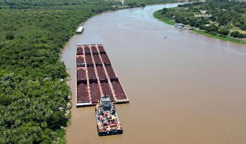 Barca&ccedil;as cheias de min&eacute;rio indicam que navega&ccedil;&atilde;o no Rio Paraguai est&aacute; normal