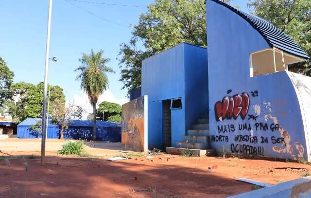 Dez meses ap&oacute;s desocupa&ccedil;&atilde;o, pra&ccedil;a acumula lixo e vira &quot;lar&quot; de moradores de rua