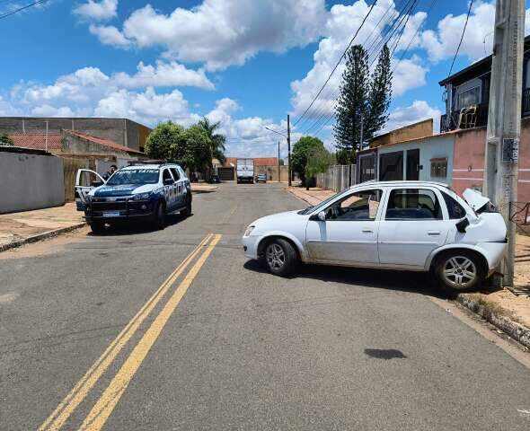 Com duas crian&ccedil;as no carro, traficante se assusta ao ver PM e bate em poste