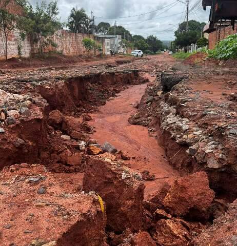 Cratera abre em asfalto e deixa moradores &ldquo;presos&rdquo; no Col&uacute;mbia 